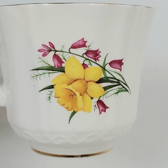 Royal Imperial Bone China Teacup Yellow Daffodils Floral Gold Trim England - Picture 6 of 8